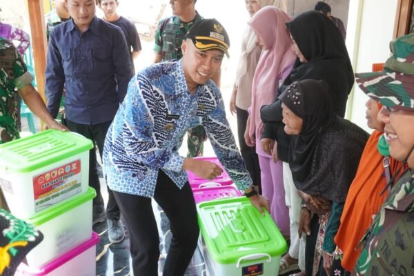 Wakil Bupati Lamongan Hadiri Penyerahan Sembako untuk Warga RTLH TMMD 129
