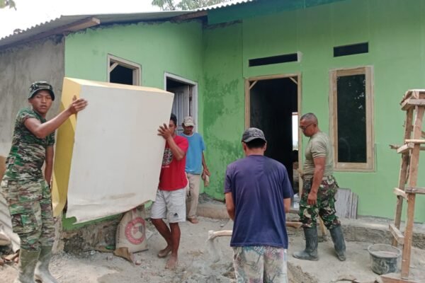 Sentuhan TMMD (TNI Manunggal Membangun Desa) ke 129 Mengubah Rumah Ibu Nurhayati, Pemasangan Keramik Terus Berlangsung