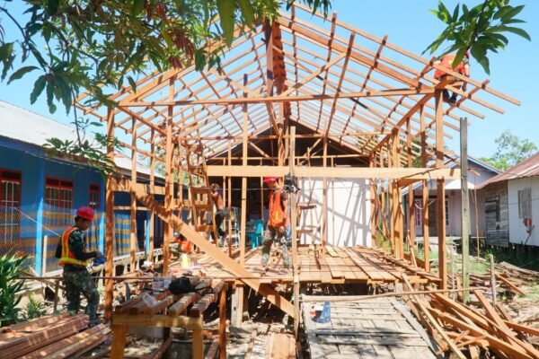 Progres RTLH Sasaran 5 Milik Ibu Rini Berlanjut, Satgas TMMD Ke-129 Kerjakan Pemasangan Reng di Desa Bandaraya