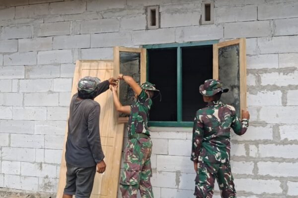 Hunian Layak Kian Terwujud, Satgas TMMD Ke-129 Kodim 0412/LU Pasang Jendela RTLH Milik Ibu Wagiyem