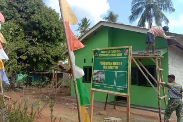 Satgas TMMD 129 Kodim 0412/Lampung Utara dan Warga Gotong Royong Cat Risplang Rumah Ibu Wagiem