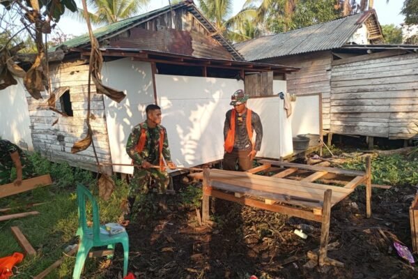 Gotong Royong Satgas dan Warga Percepat Pembangunan MCK TMMD Ke-129 di Desa Bandar Raya