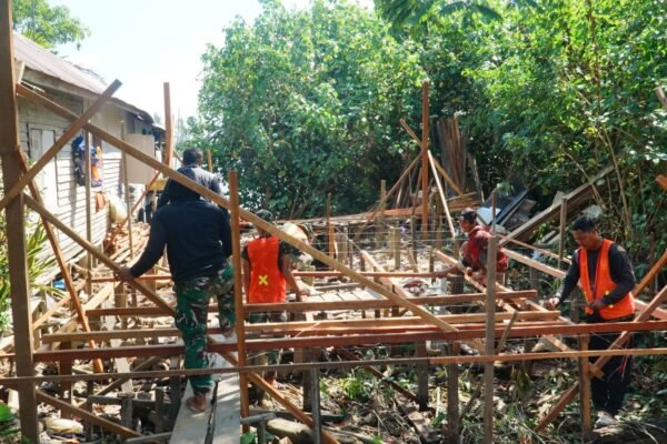 Satgas TMMD Ke-129 dan Warga Kompak Pasang Kerangka Lantai RTLH, Wujudkan Hunian Layak di Desa Bandar Raya