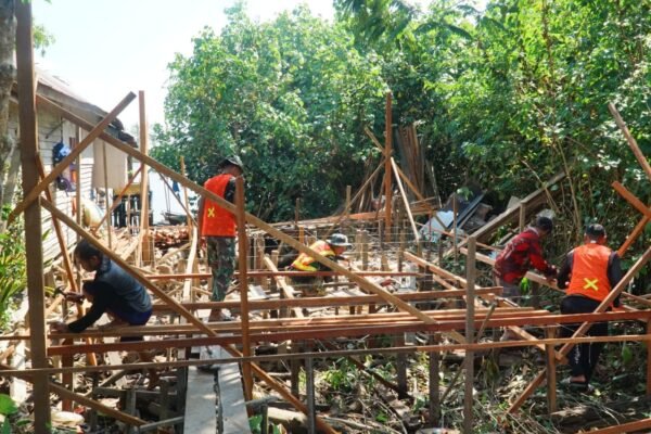 Gotong Royong Warnai Pemasangan Kerangka Lantai RTLH Program TMMD Ke-129