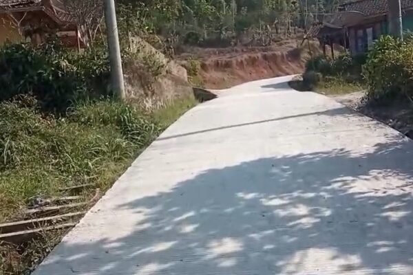 Jalan Beton Rampung 100 Persen, Mobilitas Warga Desa Mekarmukti Kini Semakin Lancar