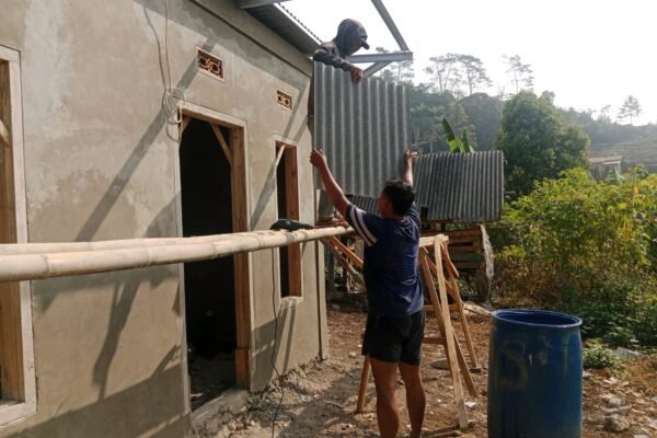 Satgas TMMD Ke-129 Kodim 0608/Cianjur Tuntaskan Pemasangan Atap Asbes, Rumah Bapak Angga Kian Terlindungi
