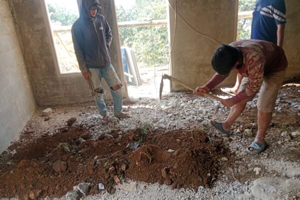 Pemasangan Keramik Rumah Bapak Angga Terus Dikebut, Satgas TMMD Hadirkan Hunian Lebih Nyaman