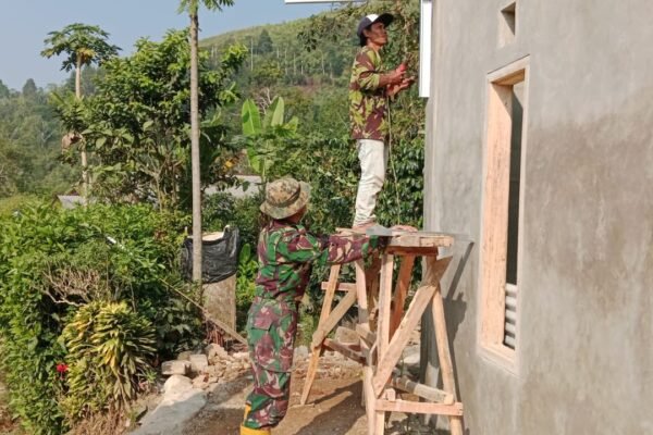 Satgas TMMD Ke-129 Kodim 0608/Cianjur Fokus Tuntaskan Atap Rumah Bapak Burhanudin