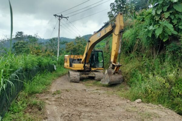 Excavator Maksimalkan Peningkatan Jalan, Satgas TMMD ke-129 Kodim 1407/Bone Kejar Target Pekerjaan