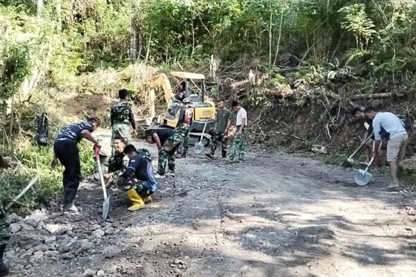 Gotong Royong Ratakan Timbunan Jalan, Satgas TMMD ke-129 dan Warga Perkuat Akses Desa