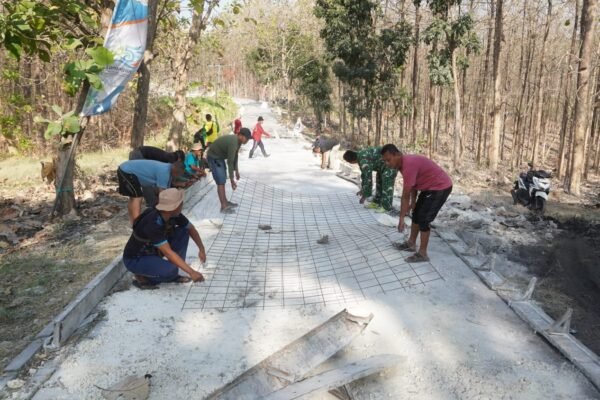 Bahu-Membahu Gelar Besi Wiremesh: Kala Satgas TMMD ke-129 dan Warga Desa Tlemang Merajut Asa Jalan Mulus