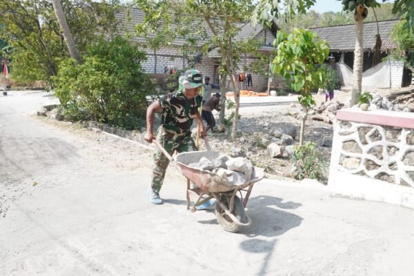 ​Bahu-Membahu Demi Perkembangan Desa: Satgas TMMD ke-129 Kodim 0812/Lamongan Pacu Pembangunan TPT Berbekal “Arko”