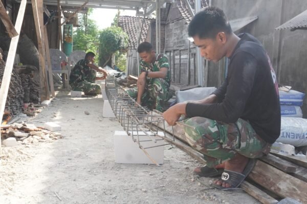 ​Kokohkan Impian Warga Desa Tlemang, Satgas TMMD ke-129 Kodim 0812/Lamongan Terampil ‘Ram’ Besi Begel Tiang RTLH