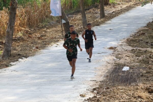 Jaga Kebugaran dan Stamina, Prajurit Satgas TMMD 129 Rutin Jogging Sore Usai Rampungkan Pengerjaan Fisik