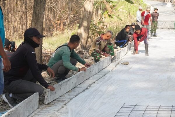 Satu Jiwa, Satu Langkah: Satgas TMMD Ke-129 Kodim 0812/Lamongan bersama Warga Bahu-Membahu Bangun Desa
