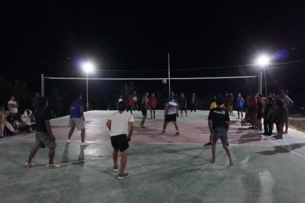 ​Rajut Kebersamaan, Satgas TMMD 129 Kodim 0812/Lamongan dan Karang Taruna Desa Tlemang Jajal Lapangan Voli Baru