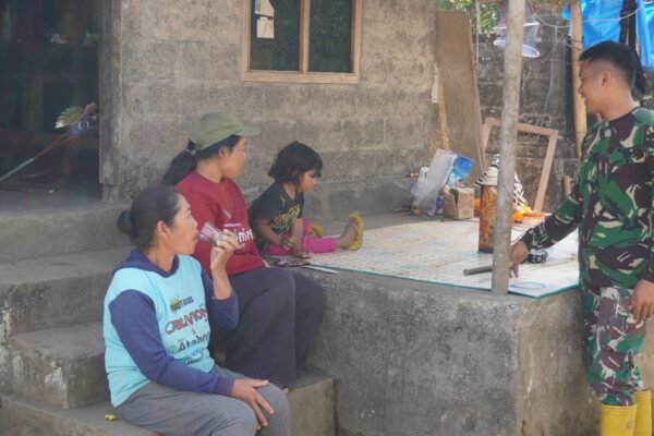 Kehangatan Kebersamaan Satgas TMMD dan Ibu-Ibu Desa Sekardadi Ciptakan Suasana Kekeluargaan