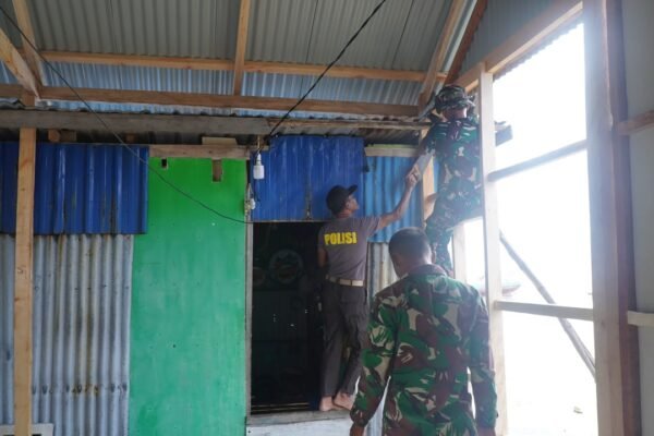 Sinergitas TNI, Polri, dan Masyarakat Warnai Renovasi RTLH Milik Ibu Syamsiah di Desa Umbele