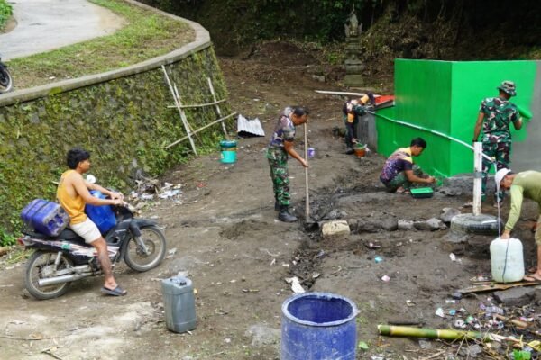 Antusias Warga Manfaatkan TNI Manunggal Air Jadi Penyemangat Satgas TMMD Selesaikan Pekerjaan