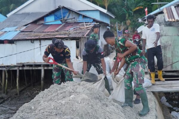 Satgas TMMD Ke-129 Angkut Material Pasir untuk Pembangunan Rabat Beton di Desa Polewali