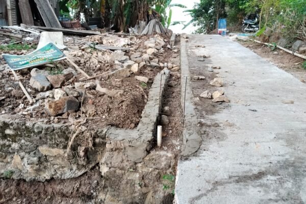 Satgas TMMD Ke-129 Kodim 0410/KBL Percepat Pembangunan Jalan Rabat Beton dan Renovasi Mushola Baitul Saudah Demi Meningkatkan Kesejahteraan Masyarakat