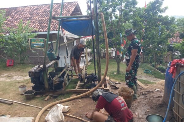 Pengetesan Debit Air Sumur Bor TMMD Jadi Langkah Penting Pastikan Ketersediaan Air Bersih bagi Warga