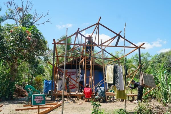 Semangat Kemanunggalan TNI-Rakyat Warnai Pemasangan Kerangka RTLH TMMD Ke-129