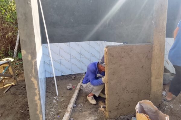 TMMD Ke-129 Kodim 0608/Cianjur Percepat Finishing MCK, Pemasangan Keramik Tingkatkan Standar Kebersihan Sanitasi