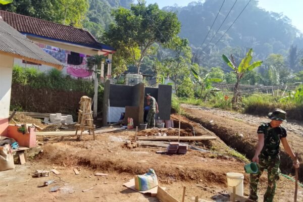 Yon TP 938/Pancasona Maksimalkan Finishing MCK TMMD Ke-129, Warga Segera Nikmati Fasilitas Sanitasi Layak