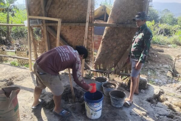 Satgas TMMD Ke-129 Kodim 0608/Cianjur Wujudkan Hunian Higienis, Keramik Rumah Bapak Angga Dipasang Rapi