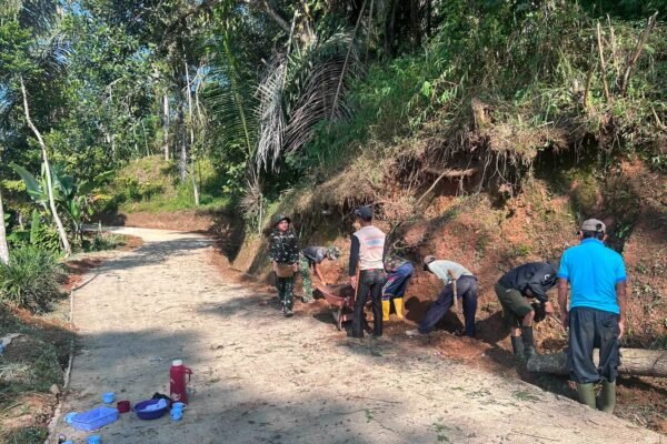 Satgas TMMD Ke-129 Kodim 0608/Cianjur Bergerak Cepat Normalisasi Parit, Jaga Keawetan Jalan Beton