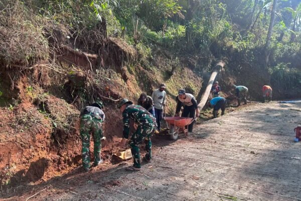 Gotong Royong Satgas TMMD Ke-129 dan Warga Pulihkan Parit Tertutup Longsoran di Desa Mekarmukti
