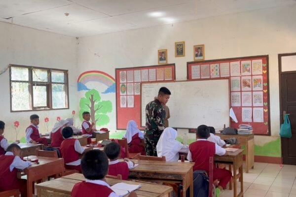 TMMD Ke-129 Kodim 0608/Cianjur Tanamkan Semangat Nasionalisme kepada Pelajar SDN Sindang Kasih
