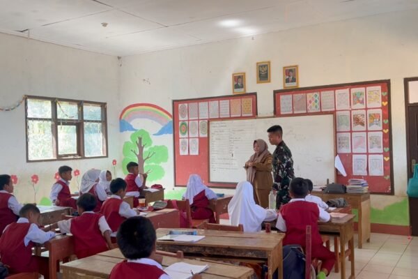 Satgas TMMD Ke-129 Kodim 0608/Cianjur Bekali Siswa SDN Sindang Kasih Nilai Persatuan dan Cinta Tanah Air