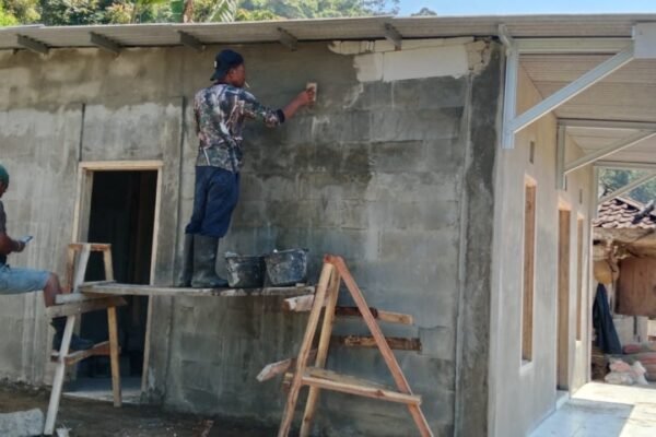 Satgas TMMD Ke-129 Kodim 0608/Cianjur Rampungkan Instalasi Listrik Rumah Bapak Burhanudin, Rutilahu Kian Layak Huni