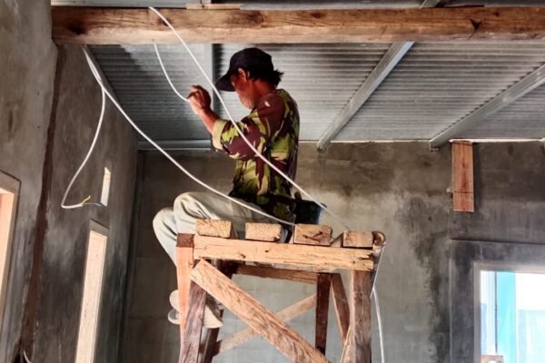 Pengacian Dinding Rumah Bapak Burhanudin Dikebut Satgas TMMD Ke-129 Kodim 0608/Cianjur