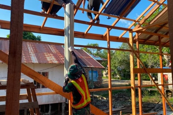 Pemasangan Seng RTLH Jadi Bukti Komitmen Satgas TMMD Tingkatkan Kesejahteraan Warga Desa