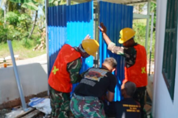 Gotong Royong Satgas TMMD dan Warga Percepat Pembangunan Dinding MCK di Bandar Raya