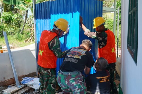 Pemasangan Dinding MCK Tandai Kemajuan Sasaran Fisik TMMD Ke-129 di Desa Bandar Raya