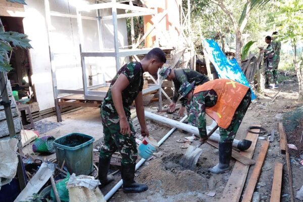 Kolaborasi TNI dan Masyarakat Terwujud dalam Pembangunan MCK di Desa Bandar Raya