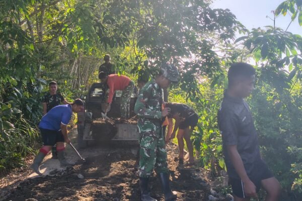 Satgas TMMD Ke-129 Kodim 1011/Kuala Kapuas Percepat Penimbunan Jalan Demi Kelancaran Akses Warga