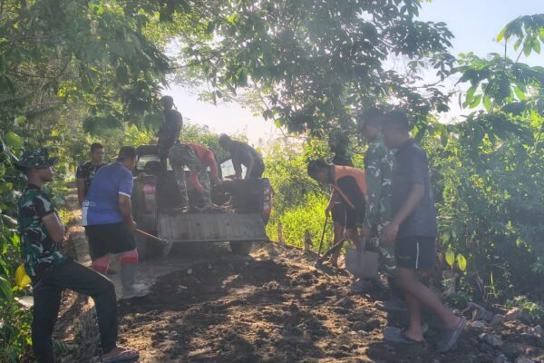 Gotong Royong Satgas TMMD dan Warga Jadi Kunci Sukses Penimbunan Jalan Desa Bandar Raya