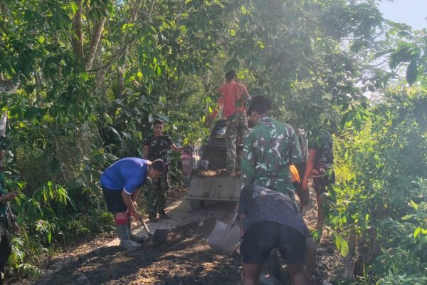 Penimbunan Jalan Jadi Bukti Komitmen Satgas TMMD Tingkatkan Infrastruktur Pedesaan