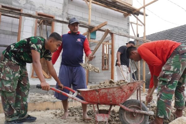 Gotong royong tanpa batas: satgas TMMD ke 129 kodim urug pondasi teras Rumah pak Bayu