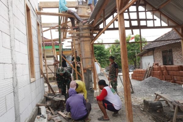 Menyatu dalam Keringat dan Harapan: Satgas TMMD ke-129 dan Warga Gotong Royong Pengecoran Tiang RTLH ​