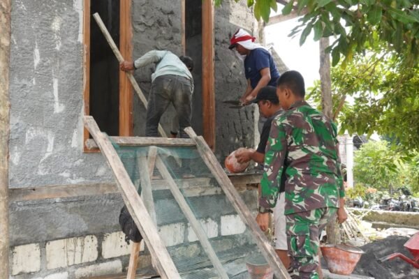 ​Bahu-Membahu Menyapu Peluh: Satgas TMMD ke-129 Estafet Adonan Semen Demi Wujudkan Impian Rumah Layak di Desa Tlemang