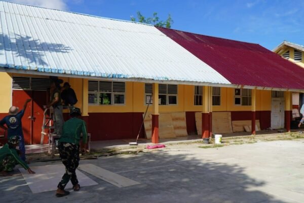 Satgas TMMD Lanjutkan Pemasangan Atap SMP Negeri 2 Bungku Selatan