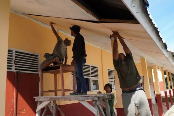 Sinergitas Satgas TMMD dan Masyarakat Terjalin Erat dalam Renovasi SDN 2 Bungku Selatan