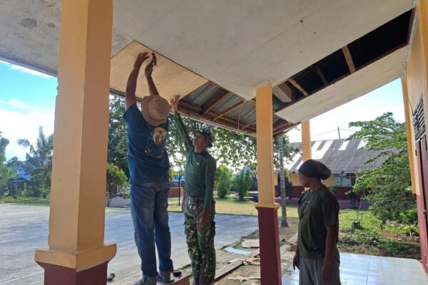 Masyarakat Bersinergi dengan Satgas TMMD Renovasi Plafon di SMP Negeri 2