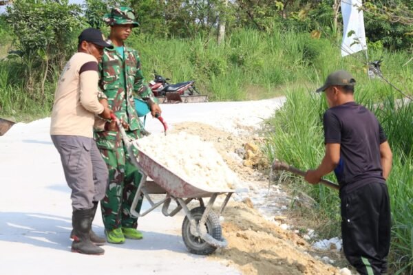 Bahu-Membahu Sempurnakan Akses Desa, Kekompakan Satgas TMMD 129 dan Warga Tlemang Uruk Bahu Jalan Gunakan Arko dan Padel